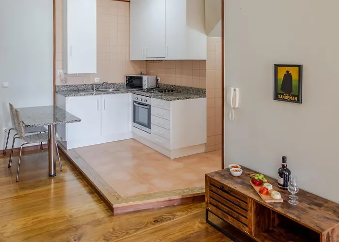 Hostwise - Stylish Flat With Balcony