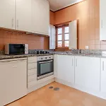 Hostwise - Stylish Flat With Balcony Lägenhet