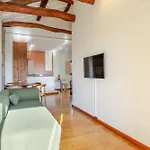 Lägenhet Hostwise - Stylish Flat With Balcony *