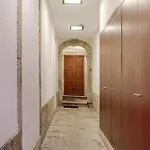 Hostwise - Stylish Flat With Balcony