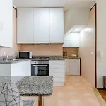Hostwise - Stylish Flat With Balcony *