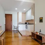 Lägenhet Hostwise - Stylish Flat With Balcony