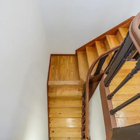 Hostwise - Stylish Flat With Balcony Apartment *