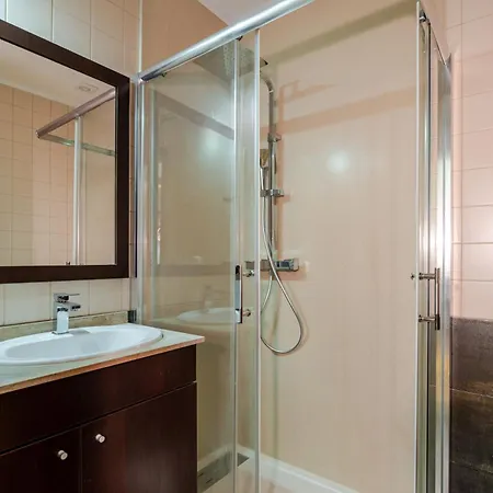 아파트 Hostwise - Stylish Flat With Balcony