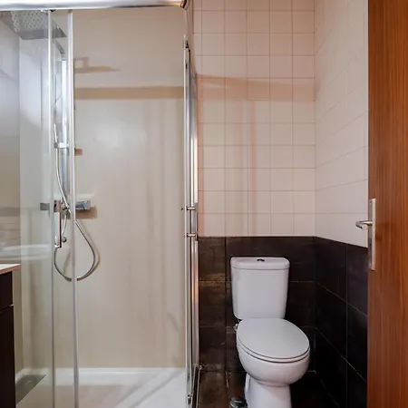 Hostwise - Stylish Flat With Balcony Apartment