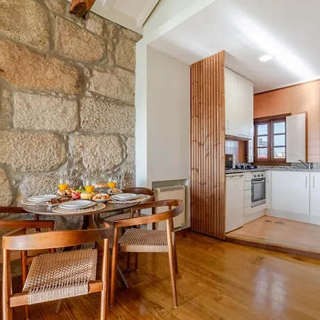 아파트 Hostwise - Stylish Flat With Balcony *