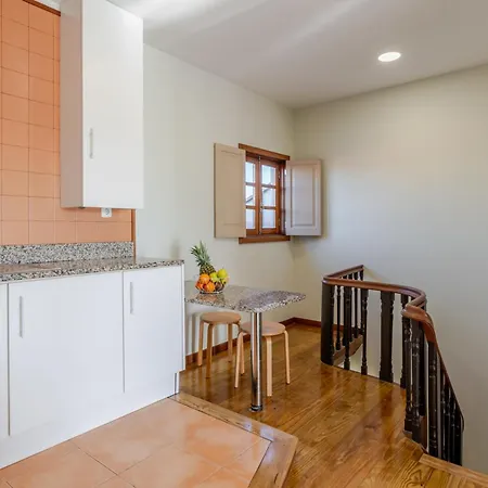 Hostwise - Stylish Flat With Balcony