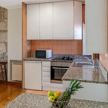 아파트 Hostwise - Stylish Flat With Balcony