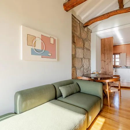 아파트 Hostwise - Stylish Flat With Balcony