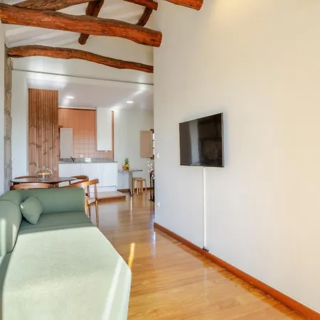 Apartment Hostwise - Stylish Flat With Balcony *