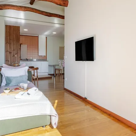 아파트 Hostwise - Stylish Flat With Balcony