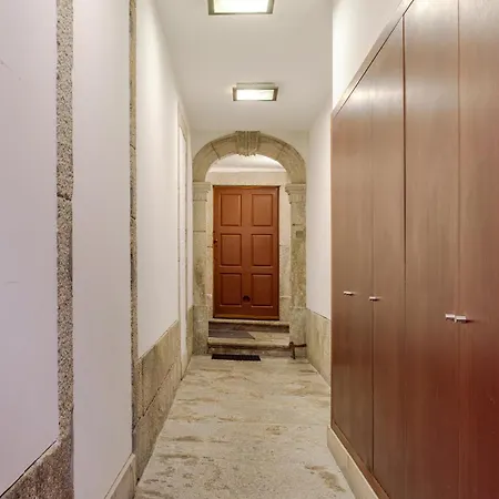 Hostwise - Stylish Flat With Balcony