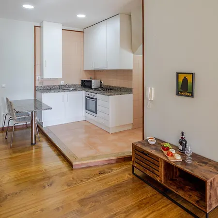 Hostwise - Stylish Flat With Balcony