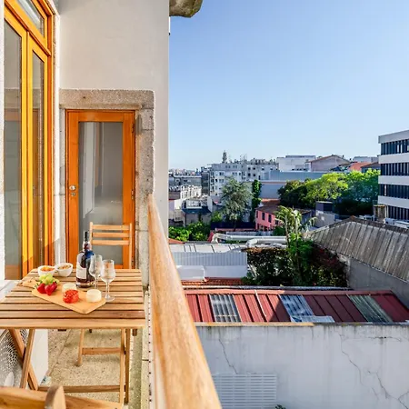 Hostwise - Stylish Flat With Balcony Apartment