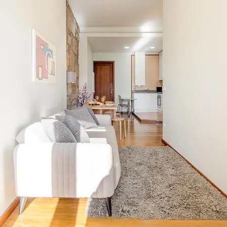 Hostwise - Stylish Flat With Balcony