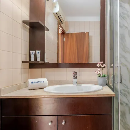 Hostwise - Stylish Flat With Balcony Apartment *