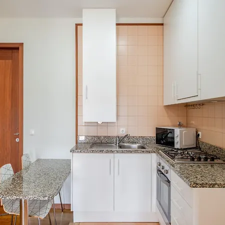 Hostwise - Stylish Flat With Balcony Porto