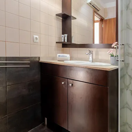 아파트 Hostwise - Stylish Flat With Balcony