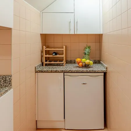 Hostwise - Stylish Flat With Balcony 아파트 *