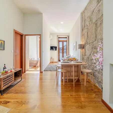 Hostwise - Stylish Flat With Balcony Apartment *