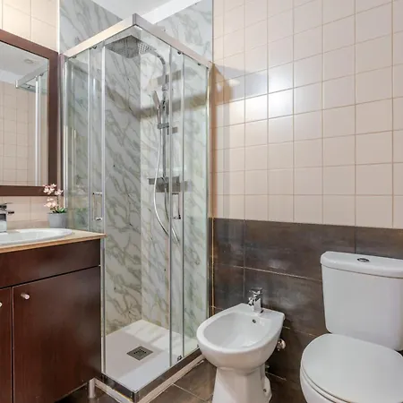 Hostwise - Stylish Flat With Balcony