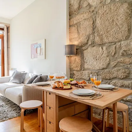 Hostwise - Stylish Flat With Balcony Apartment *