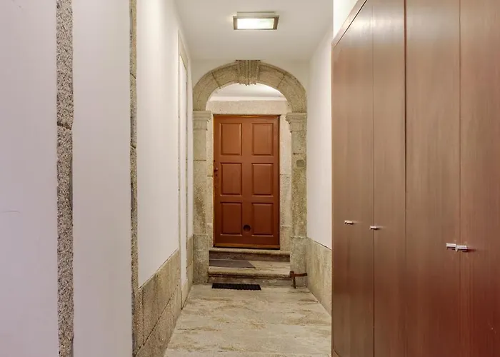 Hostwise - Stylish Flat With Balcony