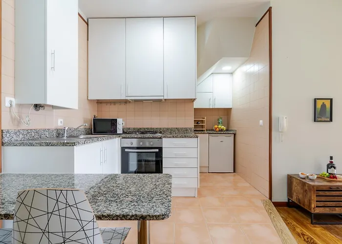 Hostwise - Stylish Flat With Balcony *