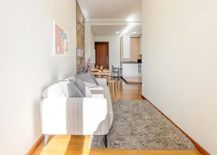 Hostwise - Stylish Flat With Balcony