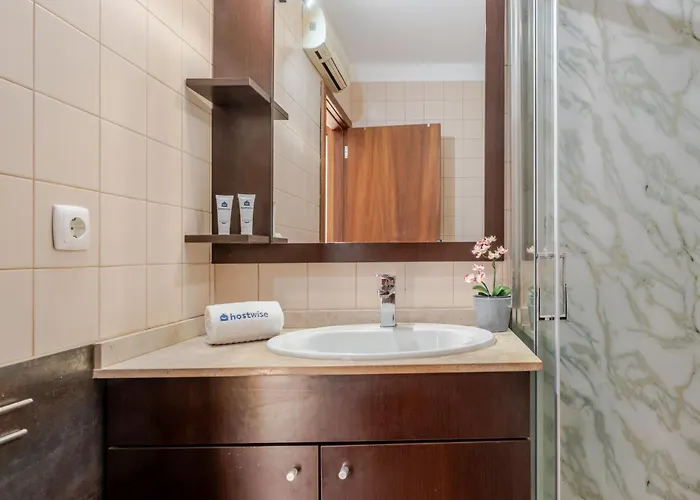 Hostwise - Stylish Flat With Balcony Lejlighed *