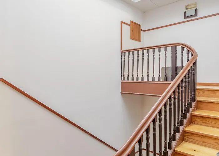 Hostwise - Stylish Flat With Balcony Lejlighed