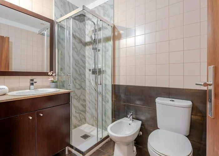 Hostwise - Stylish Flat With Balcony