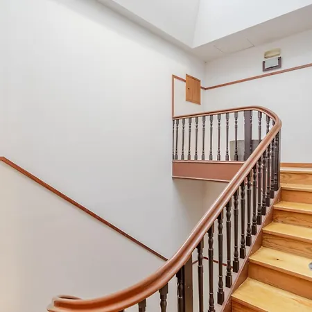 Hostwise - Stylish Flat With Balcony Apartment