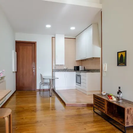 Appartement Hostwise - Stylish Flat With Balcony