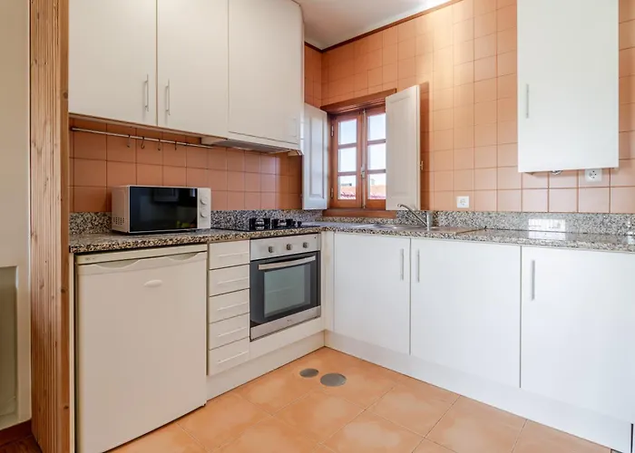 Hostwise - Stylish Flat With Balcony Apartment