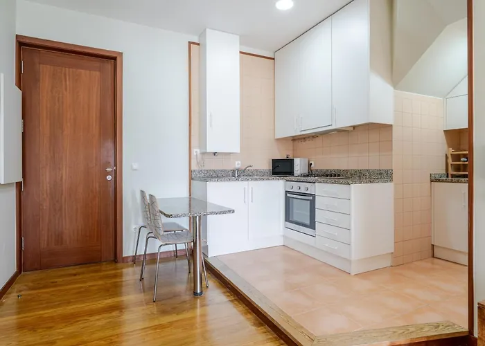 Hostwise - Stylish Flat With Balcony Apartment *