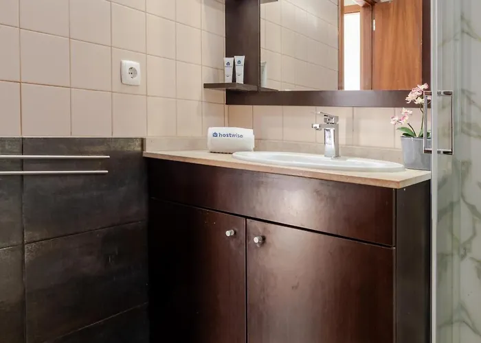 Apartment Hostwise - Stylish Flat With Balcony