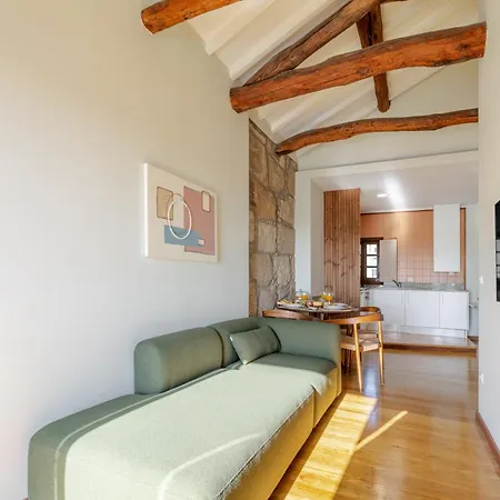 Hostwise - Stylish Flat With Balcony Apartament *