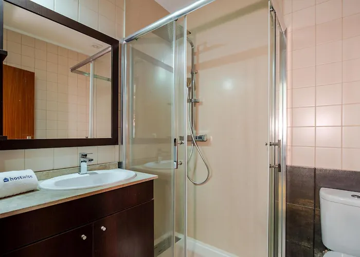 شقة Hostwise - Stylish Flat With Balcony