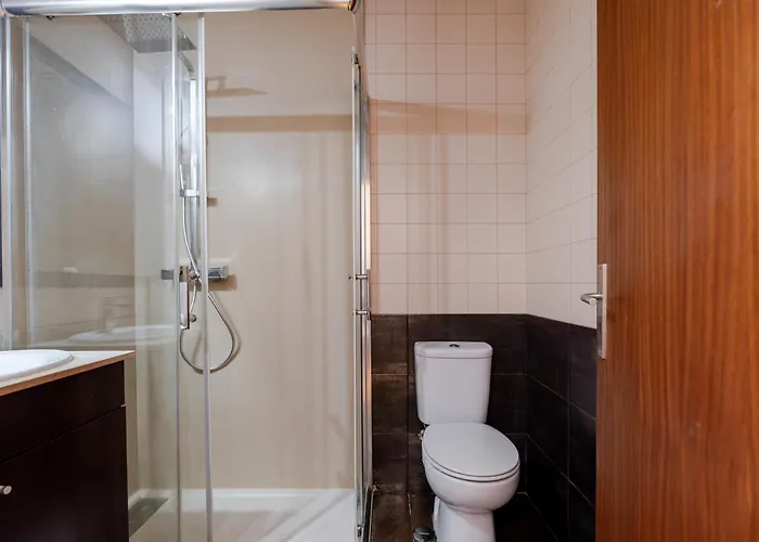 Hostwise - Stylish Flat With Balcony شقة