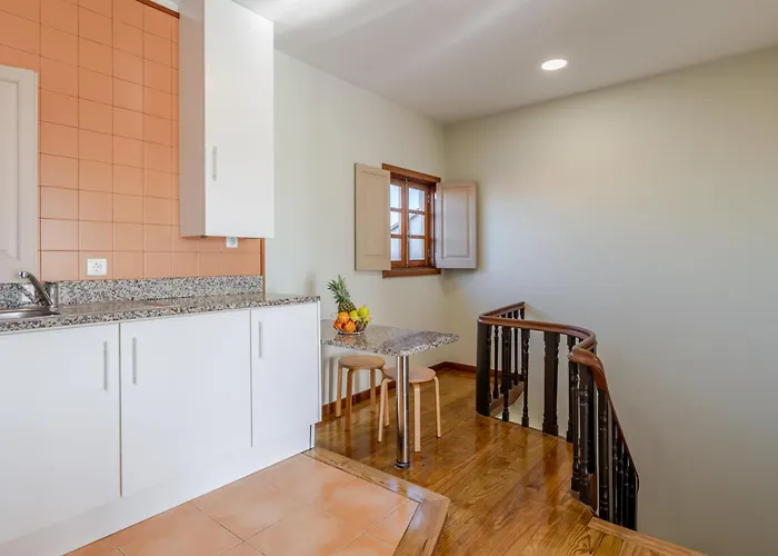 Hostwise - Stylish Flat With Balcony