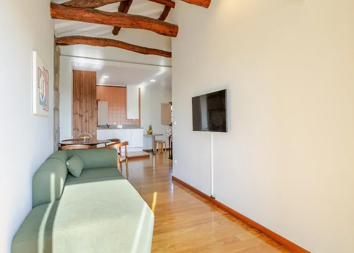 شقة Hostwise - Stylish Flat With Balcony *