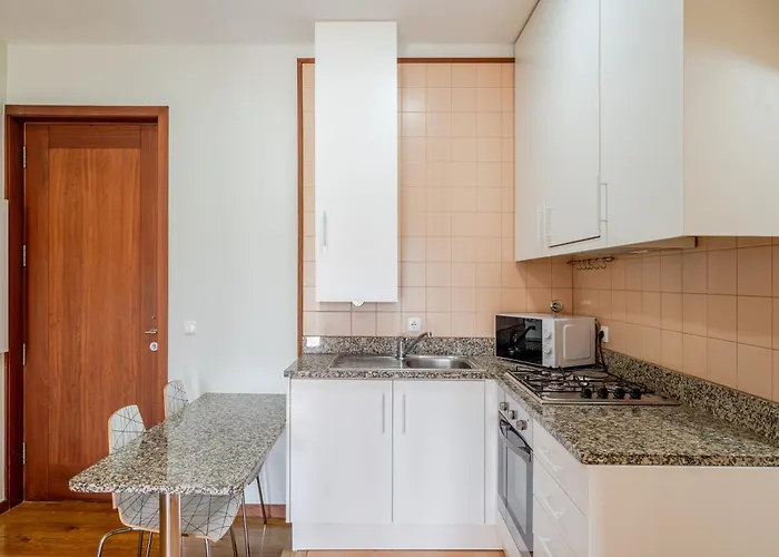 Hostwise - Stylish Flat With Balcony بورتو